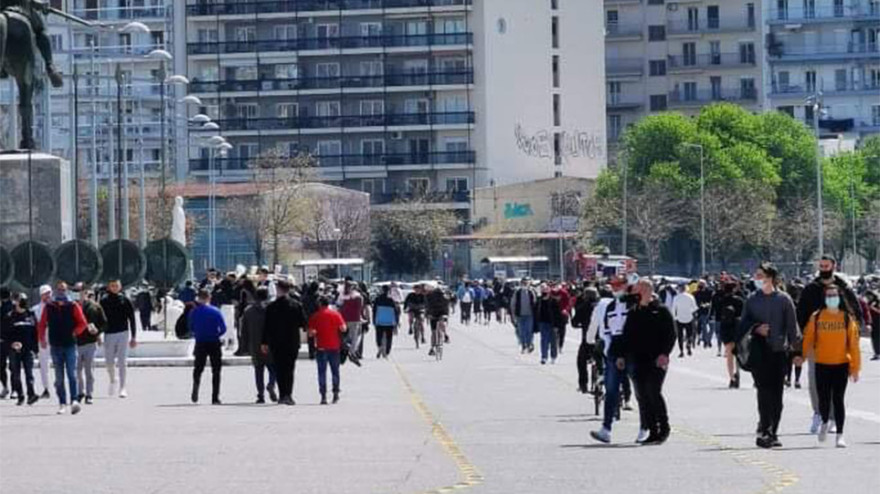 Θεσσαλονίκη: Βγήκαν και σήμερα οι πολίτες να απολαύσουν τον ήλιο - Χαμός από κόσμο στην παραλία 
