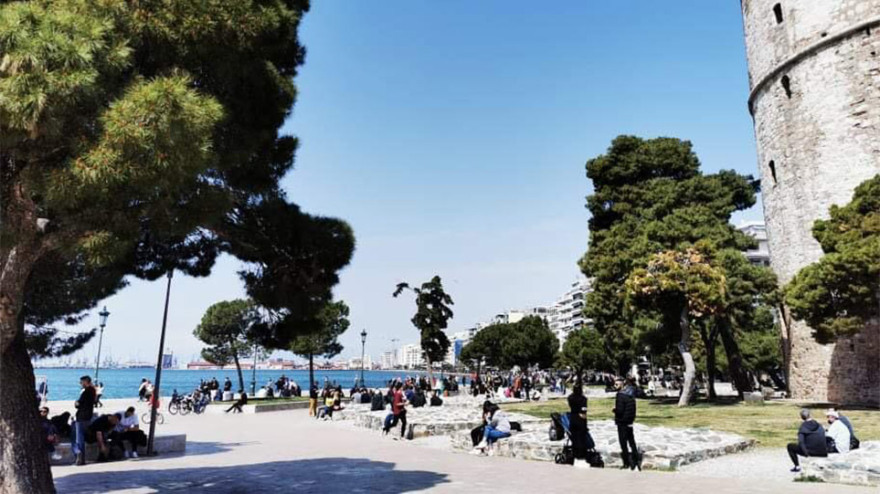 Θεσσαλονίκη: Βγήκαν και σήμερα οι πολίτες να απολαύσουν τον ήλιο - Χαμός από κόσμο στην παραλία 