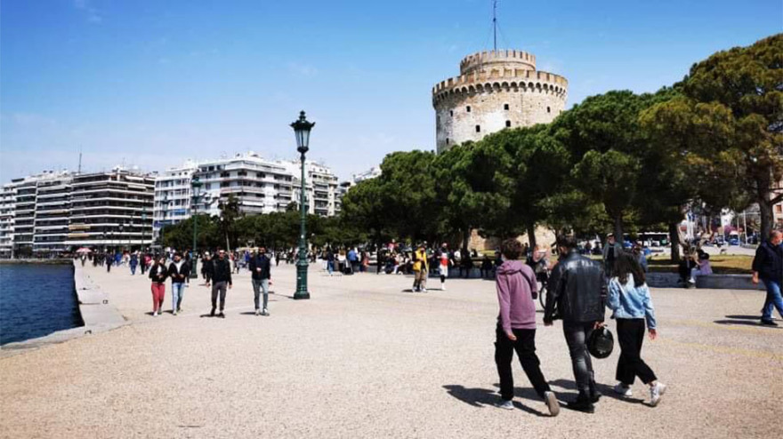 Θεσσαλονίκη: Βγήκαν και σήμερα οι πολίτες να απολαύσουν τον ήλιο - Χαμός από κόσμο στην παραλία 