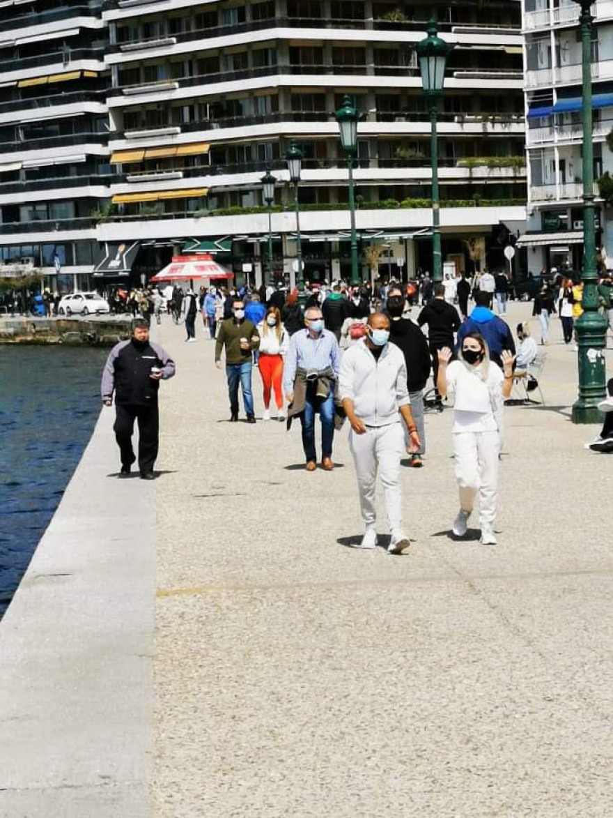 Θεσσαλονίκη: Βγήκαν και σήμερα οι πολίτες να απολαύσουν τον ήλιο - Χαμός από κόσμο στην παραλία 