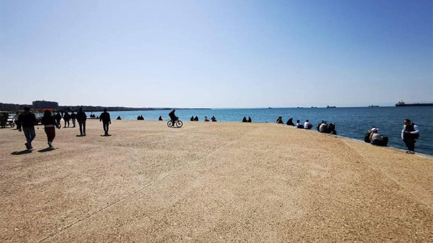 Θεσσαλονίκη: Βγήκαν και σήμερα οι πολίτες να απολαύσουν τον ήλιο - Χαμός από κόσμο στην παραλία 