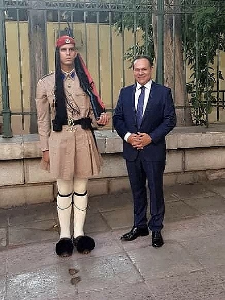 Μανωλάκος: Αίτημα ένταξης της Μανιάτικης στολής στις εθνικές ενδυμασίες της Προεδρικής Φρουράς