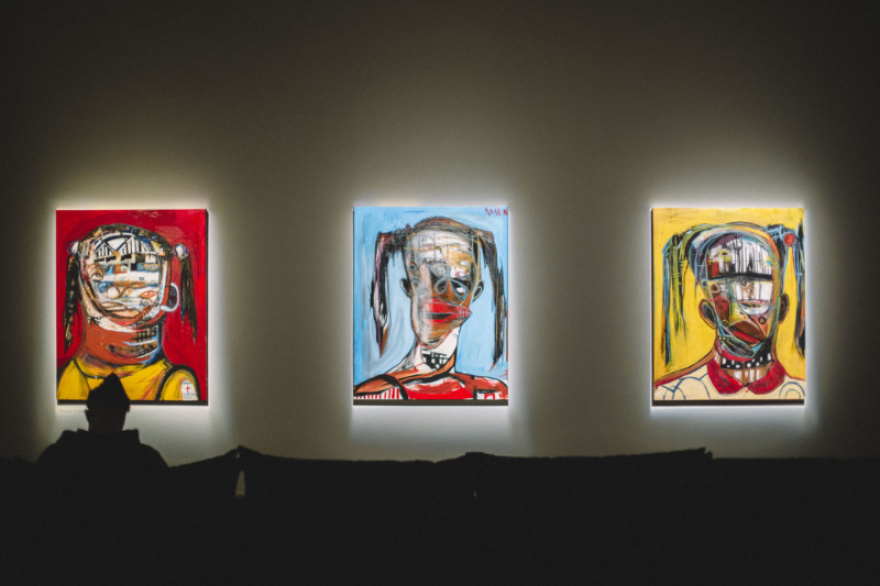  «Truth About Me»: Η έκθεση ζωγραφικής της Μασόντα Τίφρερε από το ίδρυμα της Ντόνα Κάραν