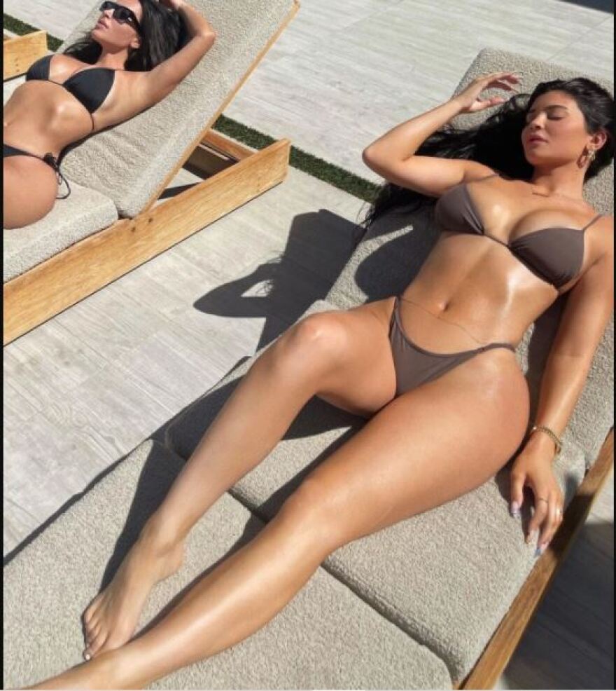 Κάιλι Τζένερ: Σέξι selfies στο μπάνιο και στην πισίνα φορώντας το μπικίνι της 