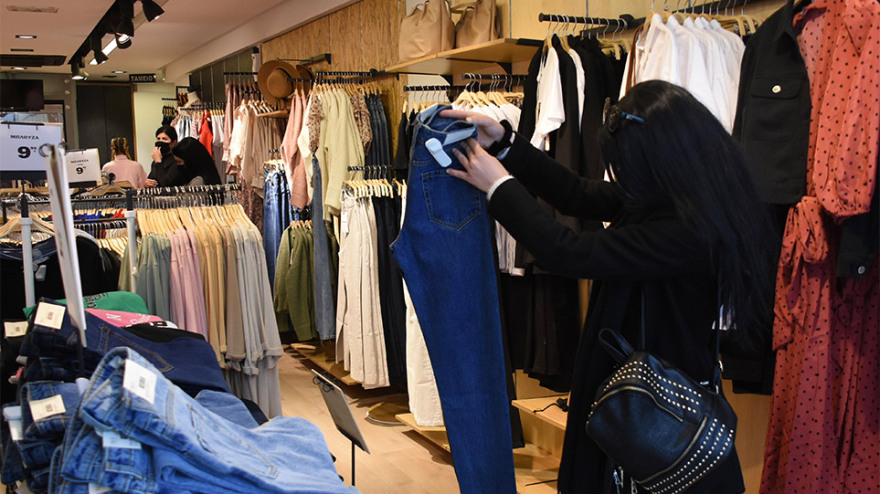 Ανοιχτά καταστήματα από σήμερα - Λιανεμπόριο: Εκπτώσεις έως και 70% -Τηρούν τα μέτρα οι καταναλωτές