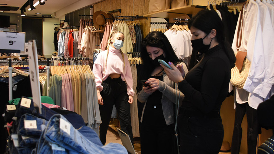 Ανοιχτά καταστήματα από σήμερα - Λιανεμπόριο: Εκπτώσεις έως και 70% -Τηρούν τα μέτρα οι καταναλωτές