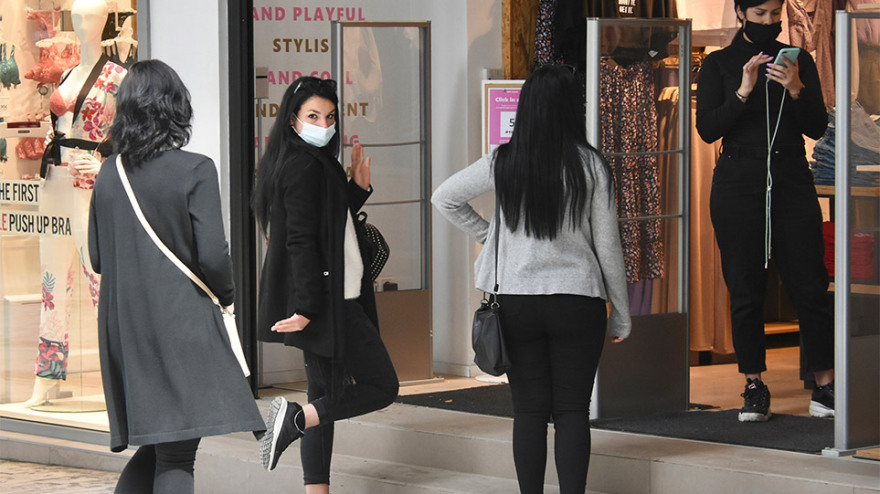 Ανοιχτά καταστήματα από σήμερα - Λιανεμπόριο: Εκπτώσεις έως και 70% -Τηρούν τα μέτρα οι καταναλωτές