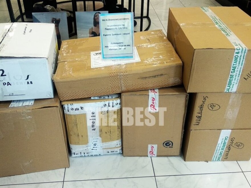 Με κηδειόχαρτα άνοιξαν τα μαγαζιά στην Πάτρα - Στα «κάγκελα» οι έμποροι στη Θεσσαλονίκη