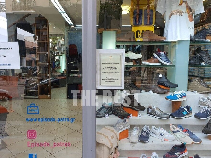 Με κηδειόχαρτα άνοιξαν τα μαγαζιά στην Πάτρα - Στα «κάγκελα» οι έμποροι στη Θεσσαλονίκη