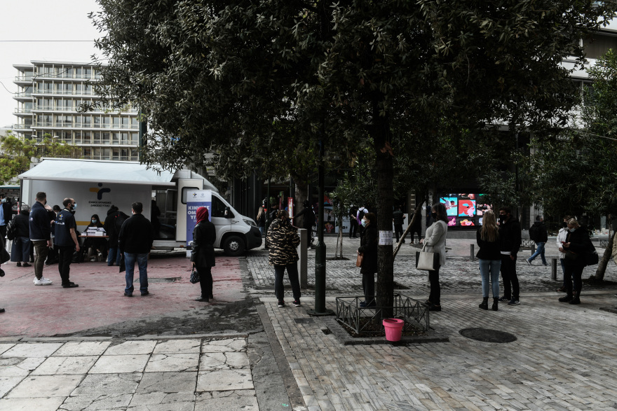 Rapid test: Τεράστια ουρά στην Ερμού για ένα τεστ 