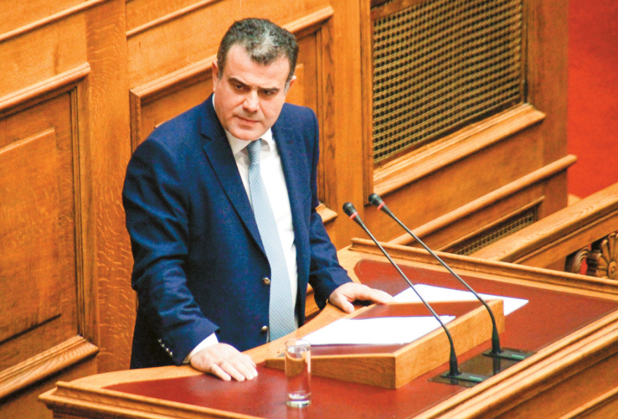 Τα φλερτ του ΣΥΡΙΖΑ: Πλάνα για μεταγραφές από τον «πράσινο πάγκο»