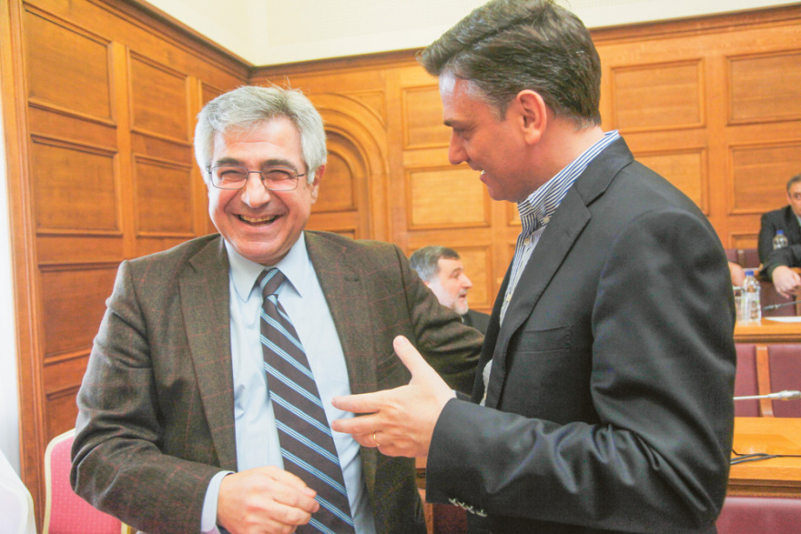 Τα φλερτ του ΣΥΡΙΖΑ: Πλάνα για μεταγραφές από τον «πράσινο πάγκο»