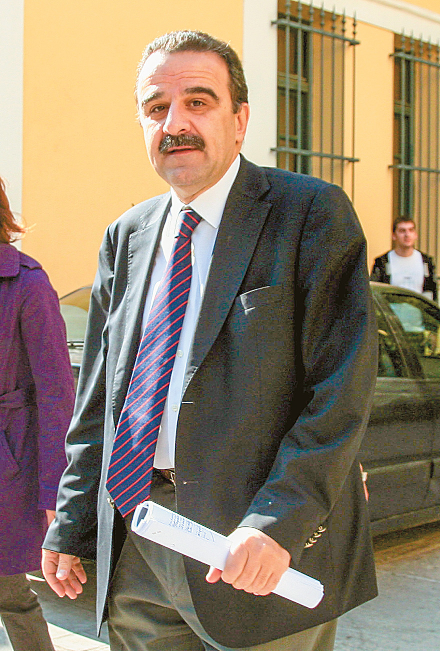 Τα φλερτ του ΣΥΡΙΖΑ: Πλάνα για μεταγραφές από τον «πράσινο πάγκο»