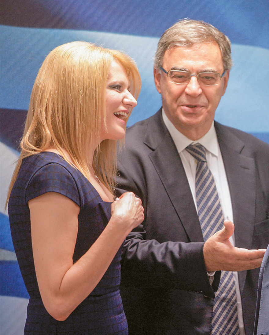 Τα φλερτ του ΣΥΡΙΖΑ: Πλάνα για μεταγραφές από τον «πράσινο πάγκο»