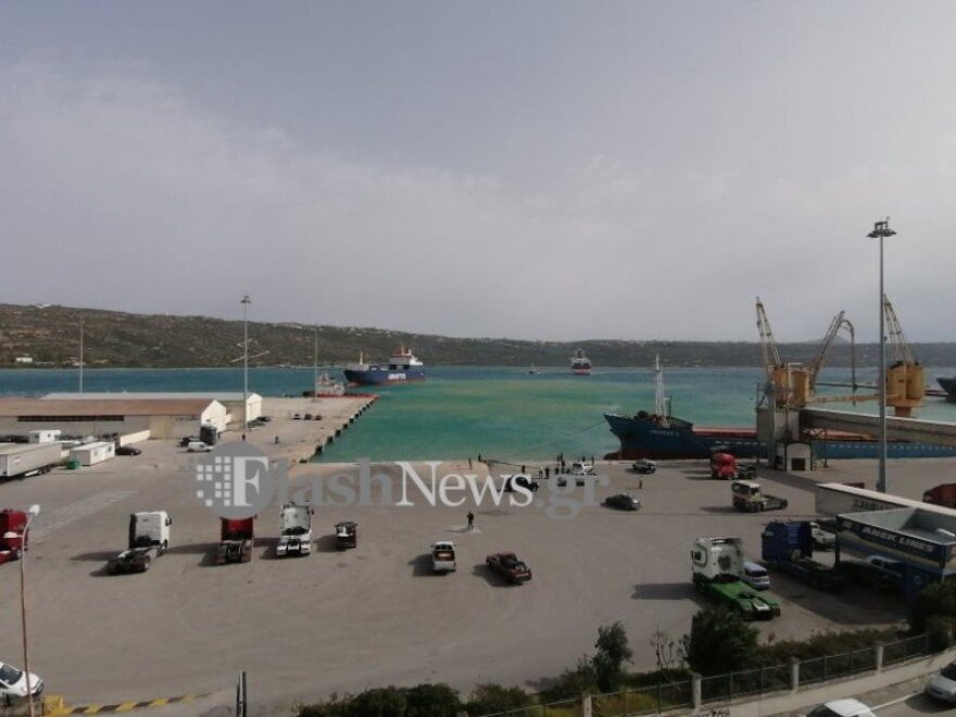 Προβλήματα λόγων ισχυρών ανέμων στο λιμάνι της Σούδας - Δείτε βίντεο