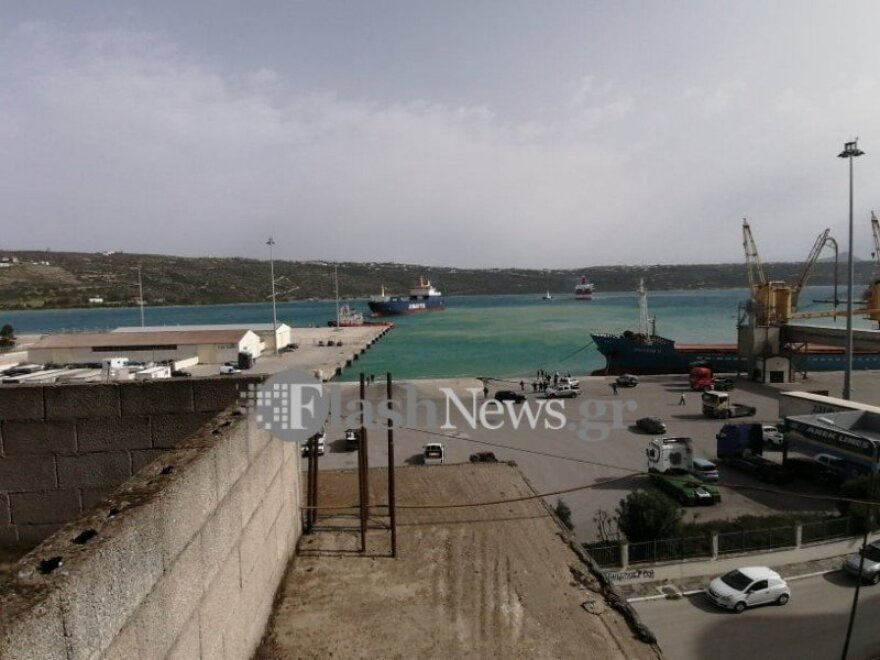 Προβλήματα λόγων ισχυρών ανέμων στο λιμάνι της Σούδας - Δείτε βίντεο