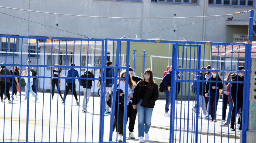 Σχολεία: Να ανοίξουν και οι τρεις τάξεις του Λυκείου εισηγείται η κυβέρνηση