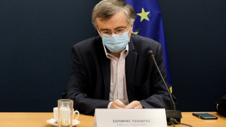 Κορωνοϊός: «Σφυροκοπά» το τρίτο κύμα τη χώρα - Σενάριο Τσιόδρα για 1.000 διασωληνωμένους το Πάσχα