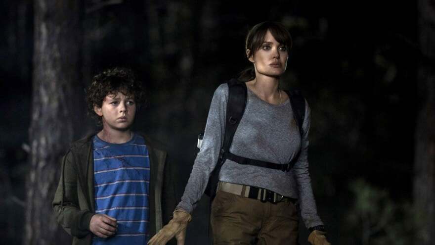 Αντζελίνα Τζολί: Ντύνεται πυροσβέστρια για τη νέα ταινία του Τέιλορ Σέρινταν