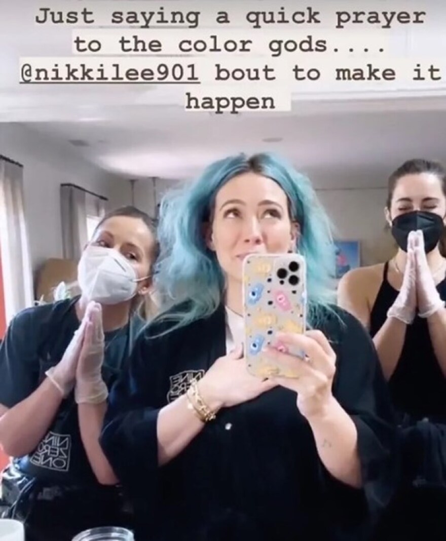 Χίλαρι Νταφ: Εγκατέλειψε το μπλε χρώμα των μαλλιών της - Δείτε φωτογραφίες