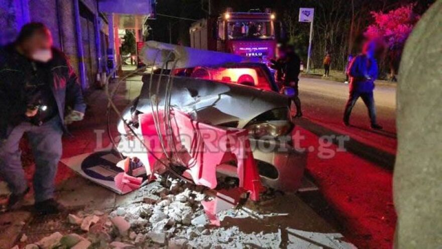 Τραγωδία στη Λαμία: Νεαρή μητέρα «έσβησε» στο τιμόνι με τα παιδιά της μέσα στο αυτοκίνητο - Δείτε βίντεο