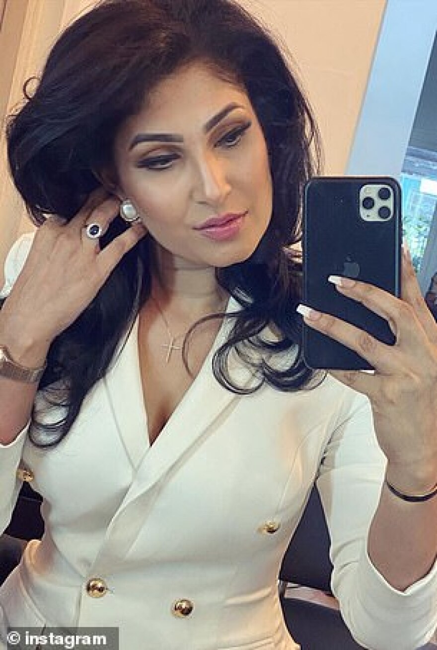 «Ξεμαλλιάστηκαν» στην πασαρέλα - Χειροπέδες στη Μις Κόσμος που «ξερίζωσε» το στέμμα από νικήτρια σε καλλιστεία