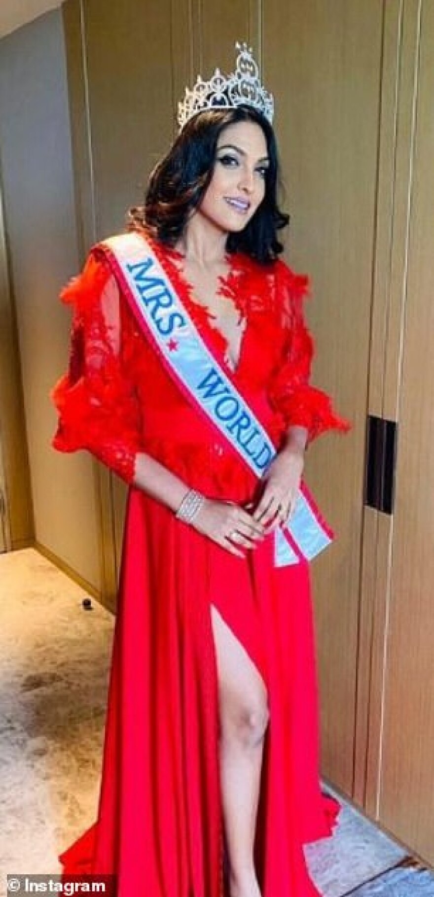 «Ξεμαλλιάστηκαν» στην πασαρέλα - Χειροπέδες στη Μις Κόσμος που «ξερίζωσε» το στέμμα από νικήτρια σε καλλιστεία