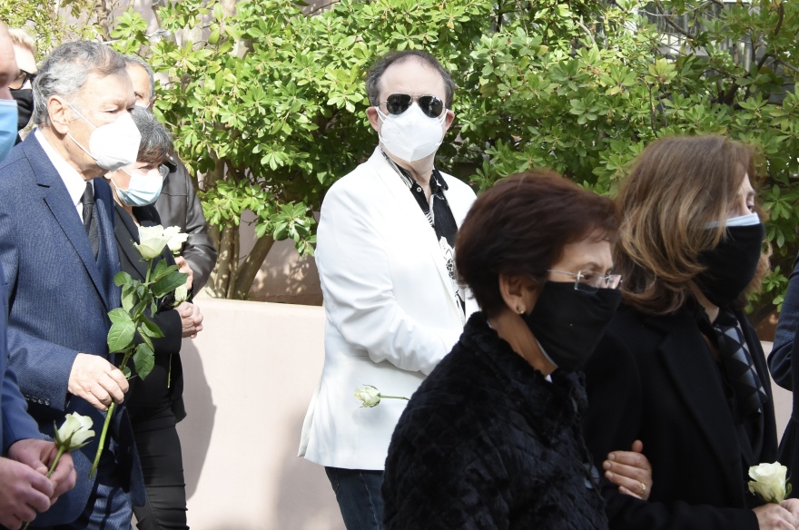 Τάκης Βουγιουκλάκης: Θλίψη στο τελευταίο αντίο του αδερφού της Αλίκης  