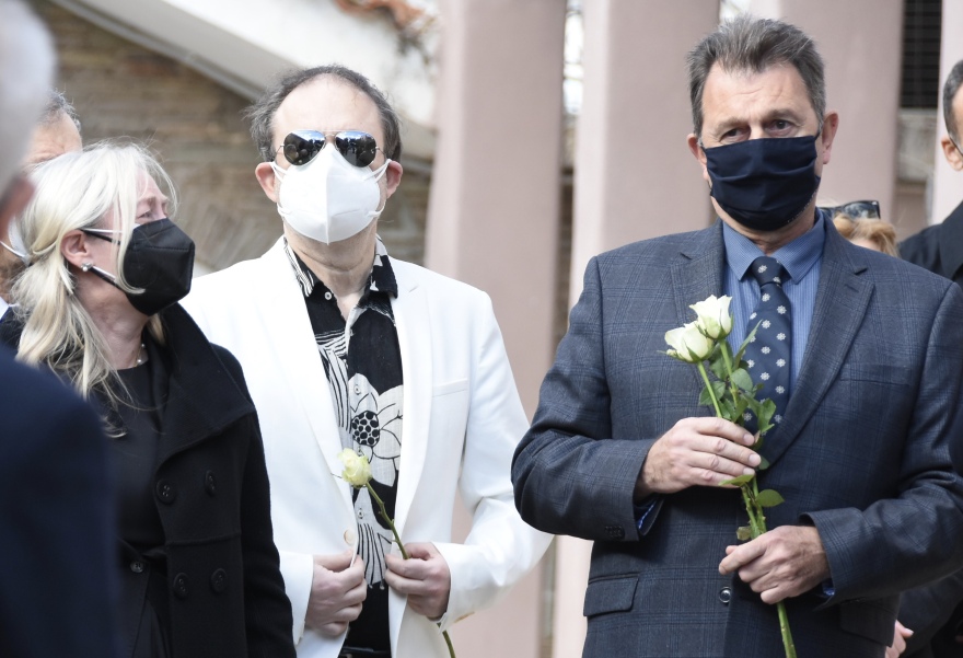 Τάκης Βουγιουκλάκης: Θλίψη στο τελευταίο αντίο του αδερφού της Αλίκης  