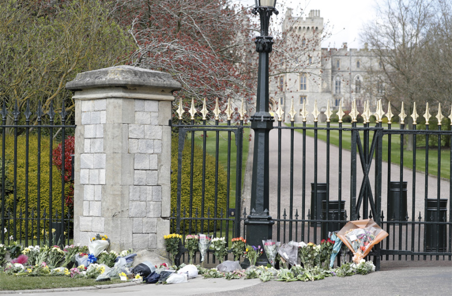 Πρίγκιπας Φίλιππος: Λουλούδια στο Μπάκιγχαμ από πλήθος κόσμου - Μεσίστιες οι σημαίες