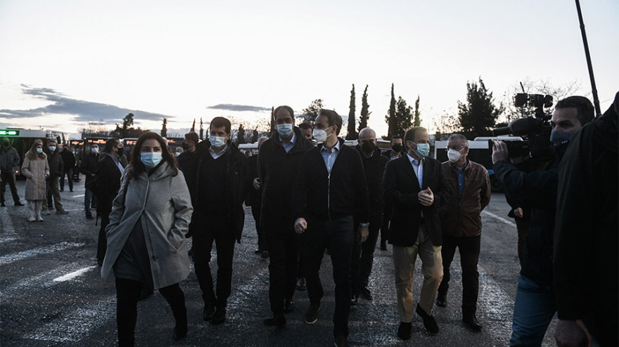 Στο αμαξοστάσιο του ΟΣΥ τα ξημερώματα ο Μητσοτάκης: 500 καινούργια λεωφορεία μέσα σε 18 μήνες