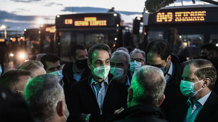 Στο αμαξοστάσιο του ΟΣΥ τα ξημερώματα ο Μητσοτάκης: 500 καινούργια λεωφορεία μέσα σε 18 μήνες