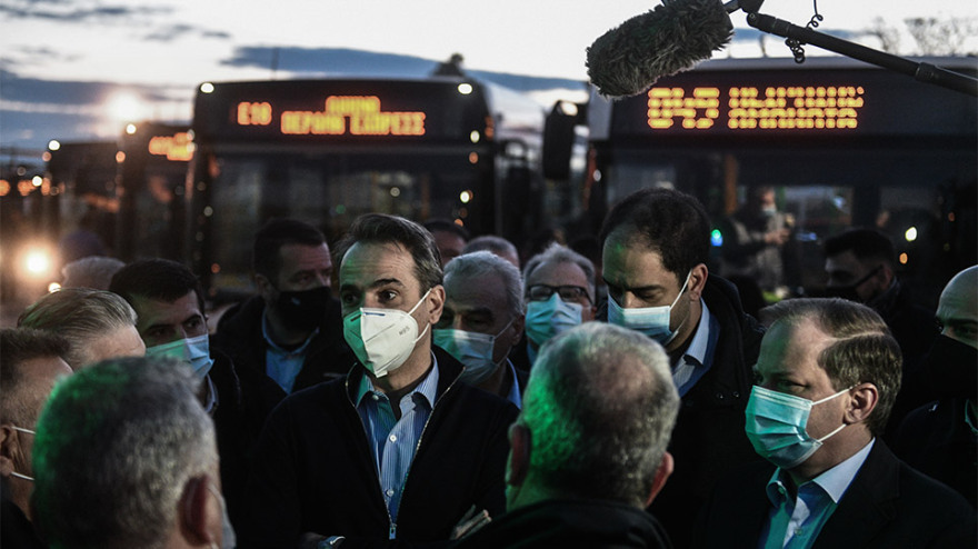 Στο αμαξοστάσιο του ΟΣΥ τα ξημερώματα ο Μητσοτάκης: 500 καινούργια λεωφορεία μέσα σε 18 μήνες