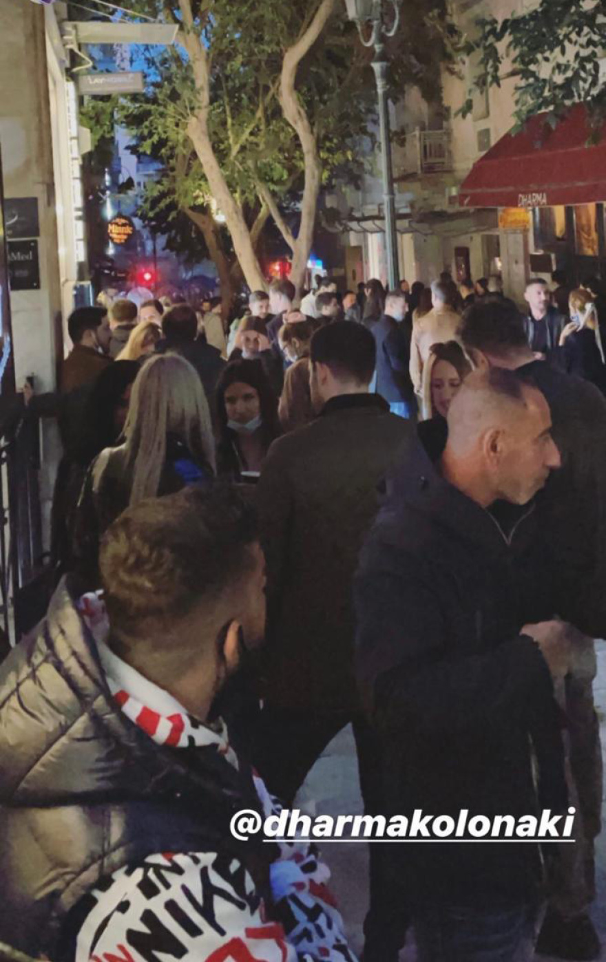 Νέο κορωνοπάρτι με δεκάδες άτομα στην πλατεία Βαρνάβα χωρίς αποστάσεις