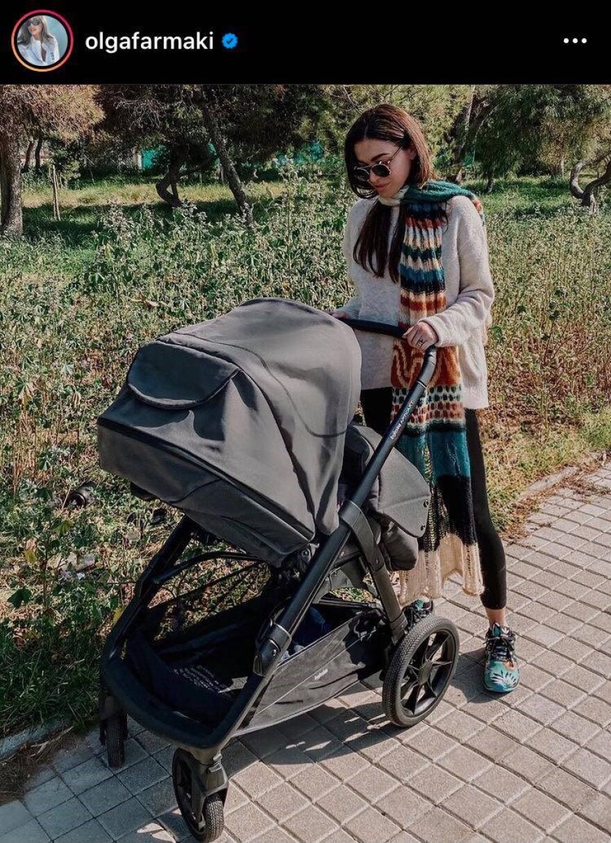 Όλγα Φαρμάκη: Βόλτα με την τριών μηνών κόρη της - Φωτογραφία 