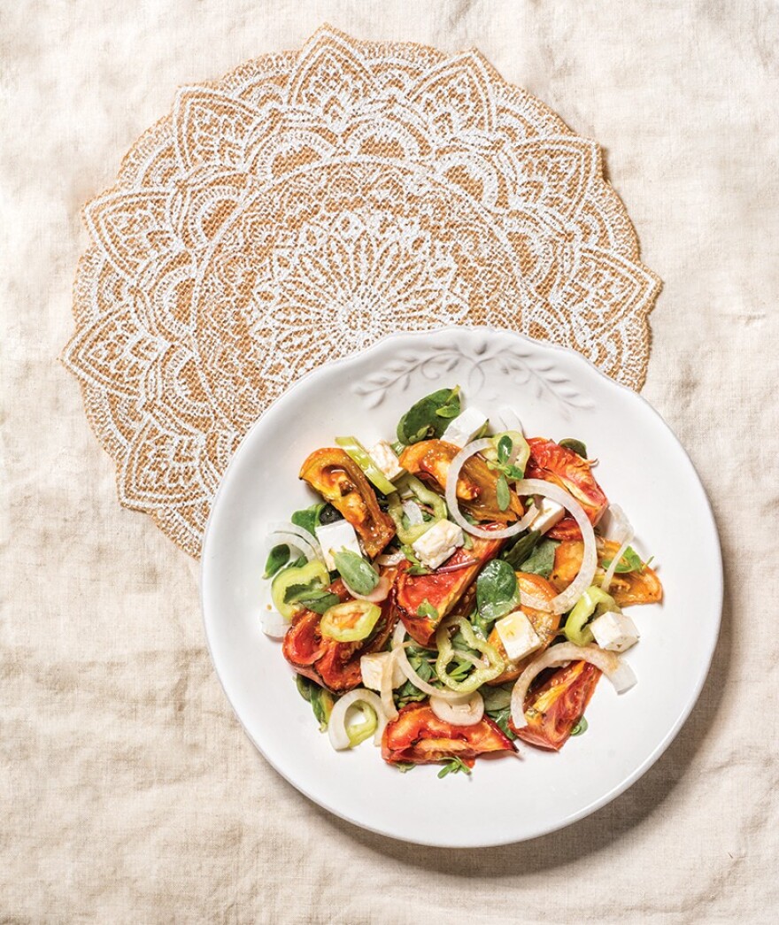 Σήμερα φτιάχνουμε: Χωριάτικη σαλάτα με φουρνιστές ριγανάτες ντομάτες