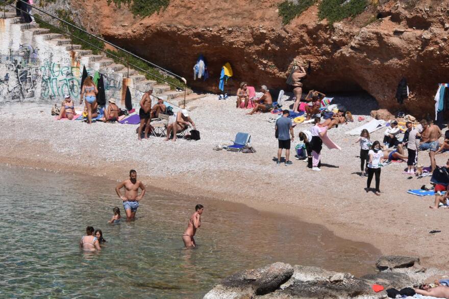 Σάββατο στα μαγαζιά, Κυριακή στην παραλία οι Αθηναίοι – Δείτε φωτογραφίες και βίντεο