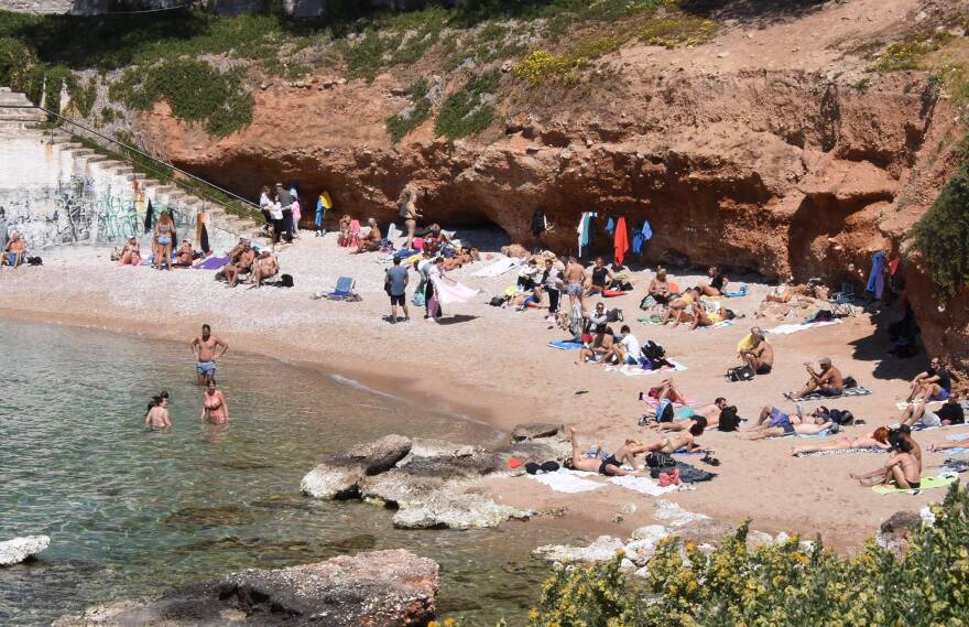 Σάββατο στα μαγαζιά, Κυριακή στην παραλία οι Αθηναίοι – Δείτε φωτογραφίες και βίντεο