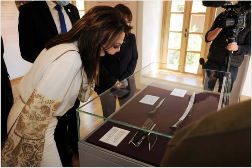 Στο σπίτι του Πανουργιά στην Άμφισσα, Σακελλαροπούλου και Αγγελοπούλου 