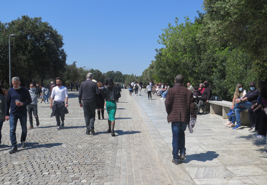Σάββατο στα μαγαζιά, Κυριακή στην παραλία οι Αθηναίοι – Δείτε φωτογραφίες και βίντεο