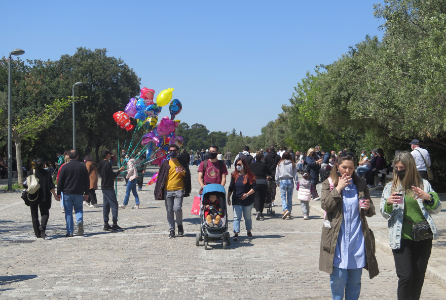 Σάββατο στα μαγαζιά, Κυριακή στην παραλία οι Αθηναίοι – Δείτε φωτογραφίες και βίντεο