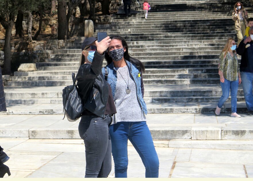 Σάββατο στα μαγαζιά, Κυριακή στην παραλία οι Αθηναίοι – Δείτε φωτογραφίες και βίντεο