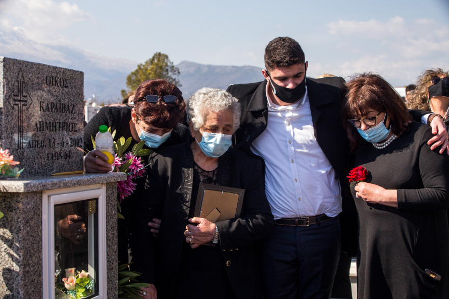 Γιώργος Καραϊβάζ: Ανείπωτη θλίψη στην κηδεία του δημοσιογράφου  στη Δράμα