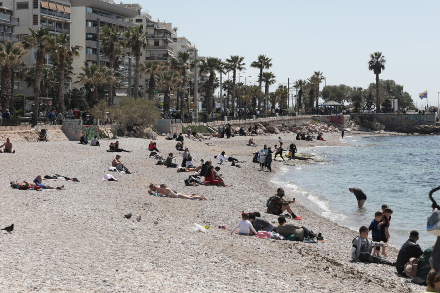 Σάββατο στα μαγαζιά, Κυριακή στην παραλία οι Αθηναίοι – Δείτε φωτογραφίες και βίντεο