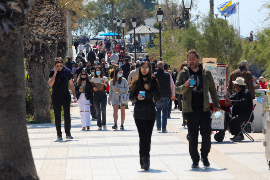 Σάββατο στα μαγαζιά, Κυριακή στην παραλία οι Αθηναίοι – Δείτε φωτογραφίες και βίντεο