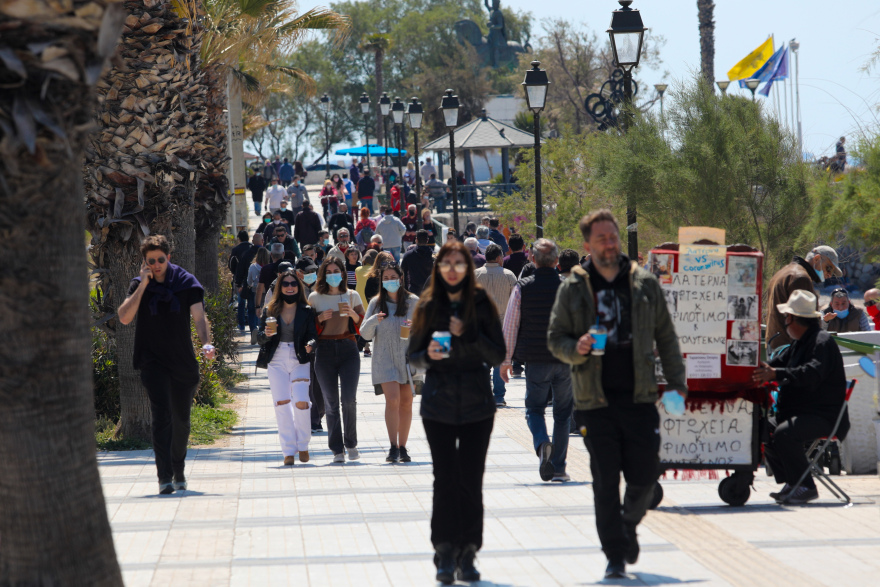 Σάββατο στα μαγαζιά, Κυριακή στην παραλία οι Αθηναίοι – Δείτε φωτογραφίες και βίντεο