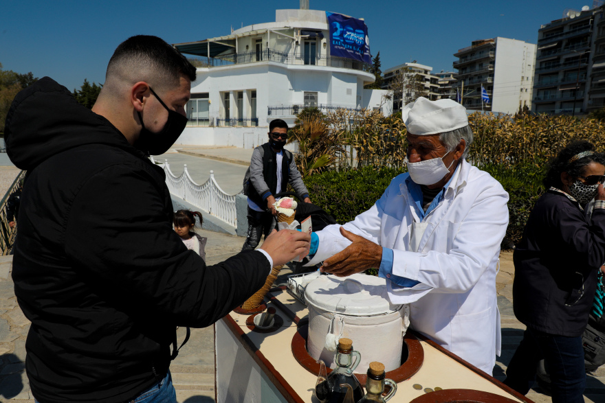 Σάββατο στα μαγαζιά, Κυριακή στην παραλία οι Αθηναίοι – Δείτε φωτογραφίες και βίντεο