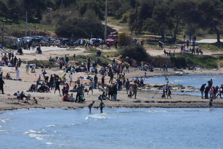 Σάββατο στα μαγαζιά, Κυριακή στην παραλία οι Αθηναίοι – Δείτε φωτογραφίες και βίντεο