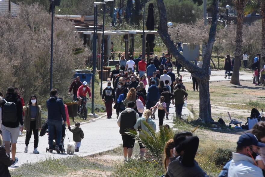 Σάββατο στα μαγαζιά, Κυριακή στην παραλία οι Αθηναίοι – Δείτε φωτογραφίες και βίντεο