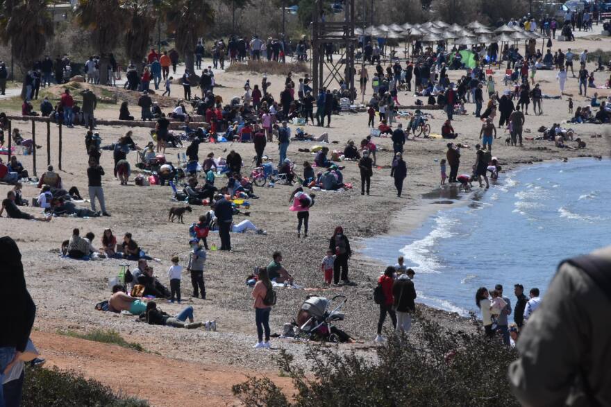 Σάββατο στα μαγαζιά, Κυριακή στην παραλία οι Αθηναίοι – Δείτε φωτογραφίες και βίντεο